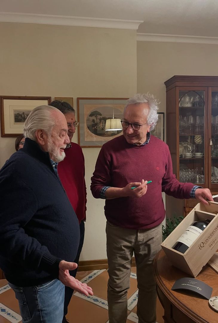 All'indomani del successo esterno col Genoa, giunto in extremis con il risultato di 2-3, Aurelio De Laurentiis, presidente del Napoli, si è recato assieme alla moglie Jacqueline a Mirabella Eclano, piccolo comune in provincia di Avellino, laddove ha visitato il vigneto locale, con tanto di degustazione di vini. Di seguito le foto pubblicate su Instagram dall'admin dell'account ufficiale del vigneto irpino.