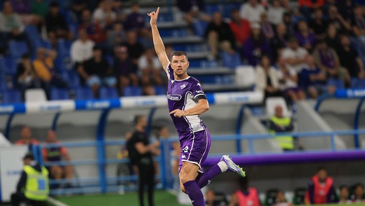 REGGIO NELL'EMILIA, ITALY - AUGUST 28: Edin Dzeko of ACF Fiorentina celebrates after scoring a goal during the UEFA Europa Conference League 2025/2026 Play-Off 1st leg match between ACF Fiorentina and FC Polissya Zhytomyr at Mapei Stadium - Citta' del Tricolore on August 28, 2025 in Reggio nell'Emilia, Italy. (Photo by Gabriele Maltinti/Getty Images) Conference League, Fiorentina-Polissya 3-2: Dzeko in gol e viola qualificata - immagine 1