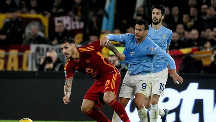 ROME, ITALY - NOVEMBER 12: Pedro Rodriguez of SS Lazio compete for the ball with Leandro Paredes of AS Roma during the Serie A TIM match between SS Lazio and AS Roma at Stadio Olimpico on November 12, 2023 in Rome, Italy. (Photo by Marco Rosi - SS Lazio/Getty Images) ‘RADIO PENSIERI’, TORRI: “La Lazio aveva più paura della Roma. Occasione persa” - immagine 1
