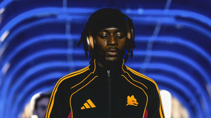 GLASGOW, SCOTLAND - NOVEMBER 06: Manu Kone of AS Roma prior to the UEFA Europa League 2025/26 League Phase MD4 match between Rangers FC and AS Roma at Ibrox Stadium on November 06, 2025 in Glasgow, Scotland. (Photo by Fabio Rossi/AS Roma via Getty Images) Romano: “Manu Kone resta in lista Inter, stravedono per lui. Ecco la posizione della Roma” - immagine 1