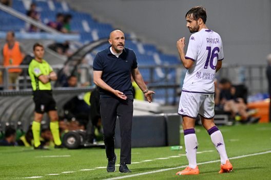 REGGIO NELL'EMILIA, ITALY - JUNE 02: Vincenzo Italiano, Head Coach of ACF Fiorentina, interacts with Luca Ranieri of ACF Fiorentina during the Serie A match between US Sassuolo and ACF Fiorentina at Mapei Stadium - Citta' del Tricolore on June 02, 2023 in Reggio nell'Emilia, Italy. (Photo by Alessandro Sabattini/Getty Images) Galbiati: “Ranieri può sostituire Igor. Terracciano? Critiche esagerate”- immagine 2