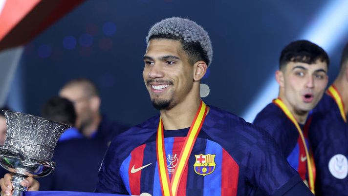 RIYADH, SAUDI ARABIA - JANUARY 15: Ronald Araujo of FC Barcelona celebrates with the Super Copa de Espana trophy after the team's victory during the Super Copa de Espana Final match between Real Madrid and FC Barcelona at King Fahd International Stadium on January 15, 2023 in Riyadh, Saudi Arabia. (Photo by Yasser Bakhsh/Getty Images) Presidente Barcellona: “Araujo alla Juve? Vogliamo resti qui, troveremo una soluzione” - immagine 1