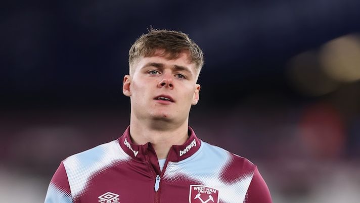 LONDON, ENGLAND - FEBRUARY 27: Evan Ferguson of West Ham United looks on as he warms up prior to the Premier League match between West Ham United FC and Leicester City FC at London Stadium on February 27, 2025 in London, England. (Photo by Julian Finney/Getty Images) Roma, ecco gli aggiornamenti sull’arrivo di Evan Ferguson: l’operazione va avanti - immagine 1