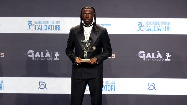 MILAN, ITALY - DECEMBER 01: Moise Kean of ACF Fiorentina receives the award as Best Striker of Season 24-25 during Gran Galà Del Calcio AlC 2025 on December 01, 2025 in Milan, Italy. (Photo by Sara Cavallini/Getty Images) Ancora Kean: “Dzeko un grande condottiero. Vanoli? Abbiamo fiducia in lui” - immagine 1