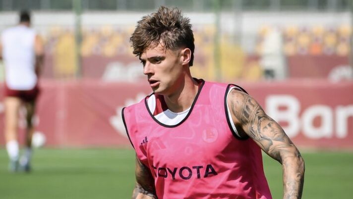 ROME, ITALY - AUGUST 23: AS Roma player Nicola Zalewski during a training session at Centro Sportivo Fulvio Bernardini on August 23, 2024 in Rome, Italy. (Photo by Fabio Rossi/AS Roma via Getty Images) Gazzetta: “Roma, Zalewski verso il reintegro: quando saranno a disposizione lui e Le Fee” - immagine 1