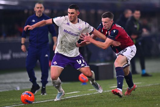 BOLOGNA, ITALY - JANUARY 18: Roberto Piccoli dell'ACF Fiorentina contende la palla con Lewis Ferguson del Bologna FC durante la partita di Serie A tra Bologna FC 1909 e ACF Fiorentina allo stadio Renato Dall'Ara il 18 gennaio 2026 a Bologna, Italia. (Foto di Alessandro Sabattini/Getty Images) Fiorentina Cagliari dove vedere