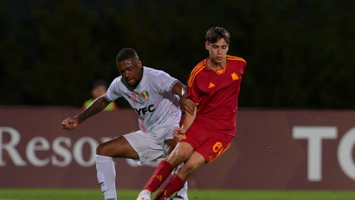 ALBUFEIRA, PORTUGAL - JULY 29: Niccolò Pisilli of AS Roma in action during the pre-season friendly match between AS Roma and Estrela da Amadora at Estadio Municipal de Albufeira on July 29, 2023 in Albufeira, Portugal. (Photo by Fabio Rossi/AS Roma via Getty Images) Pisilli: “Lavorare con Mourinho è un privilegio che pochi hanno” - immagine 1
