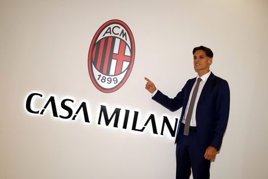 Il nuovo giocatore Samuele Ricci assiste alla presentazione a Casa Milan il 3 luglio 2025 a Milano, Italia. (Foto di Giuseppe Cottini/AC Milan tramite Getty Images) Il Milan si raduna, Allegri accende Milanello: la lista dei convocati dei rossoneri- immagine 3