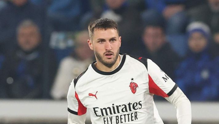 Santiago Giménez (attaccante AC Milan), qui durante Atalanta-Milan 1-1 (Serie A 2025-2026) | News (Getty Images) Milan, Giménez verso l'addio in estate: l'investimento del club non è stato ripagato