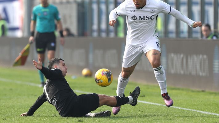 COMO, ITALY - FEBRUARY 23: Noah Okafor of SSC Napoli is tackles with Gabriel Strefezza of Como 1907 during the Serie A match between Como 1907 and SSC Napoli at Stadio G. Sinigaglia on February 23, 2025 in Como, Italy. (Photo by Marco Luzzani/Getty Images) Carlino – Assalto a Okafor e Wesley - immagine 1