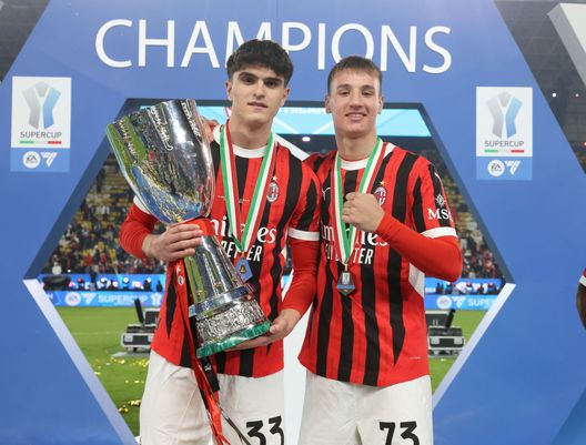 Riyadh, Arabia Saudita - 6 gennaio 2025: Davide Bartesaghi e Francesco Camarda col trofeo della Supercoppa Italiana vinta col Milan contro l'Inter. (Foto di Claudio Villa/AC Milan via Getty Images) Francesco Camarda al Lecce, ora è ufficiale: i dettagli dell’operazione- immagine 2
