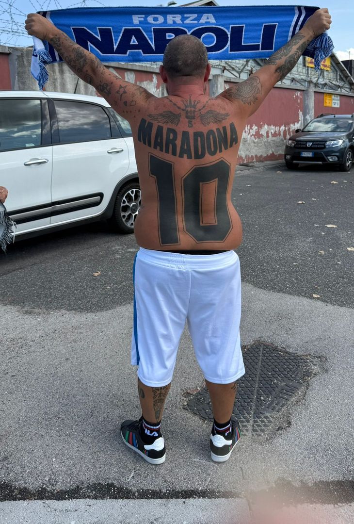 Tifosi scatenati a Capodichino! Ecco come accolgono il Napoli – GALLERY - immagine 3