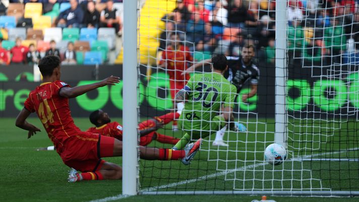 UDINE, ITALY - OCTOBER 25: Jesper Karlstrom of Udinese scores his team's first goal during the Serie A match between Udinese Calcio and US Lecce at Stadio Friuli on October 25, 2025 in Udine, Italy. (Photo by Timothy Rogers/Getty Images) Udinese 3-2 Lecce | La giornata delle prime volte: le pagelle- immagine 1
