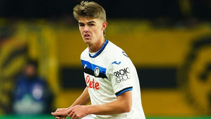BERN, SWITZERLAND - NOVEMBER 26: Charles De Ketelaere of Atalanta passes the ball whilst under pressure from Jaouen Hadjam of BSC Young Boys during the UEFA Champions League 2024/25 League Phase MD5 match between BSC Young Boys and Atalanta BC at Stadion Wankdorf on November 26, 2024 in Bern, Switzerland. (Photo by Daniela Porcelli/Getty Images) Kolasinac, Zappacosta, Samardzic, CDK e Brescianini: chi gioca e chi no nell’Atalanta - immagine 1