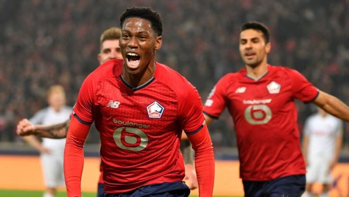 Lille's Canadian forward Jonathan David (C) celebrates with teammates after scoring his team's first goal during the UEFA Champions League first round group G football match between Lille (Losc) and Salzburg at the Pierre-Mauroy Stadium in Lille, northern France, on November 23, 2021. (Photo by Denis Charlet / AFP) (Photo by DENIS CHARLET/AFP via Getty Images) Juventus, tutto pronto per l’arrivo di David: ecco quando svolgerà le visite mediche - immagine 1