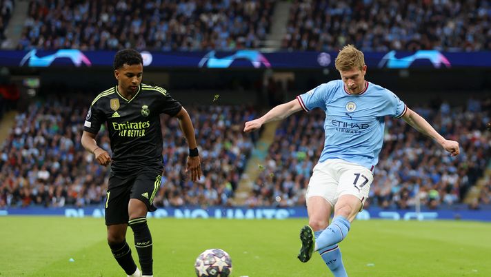 MANCHESTER, ENGLAND - MAY 17: Kevin De Bruyne of Manchester City crosses the ball past Rodrygo of Real Madrid during the UEFA Champions League semi-final second leg match between Manchester City FC and Real Madrid at Etihad Stadium on May 17, 2023 in Manchester, England. (Photo by Clive Brunskill/Getty Images) Real Madrid-Maiorca