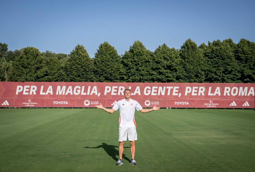 Roma, le prime immagini di Dovbyk con la maglia giallorossa – FOTO GALLERY - immagine 6