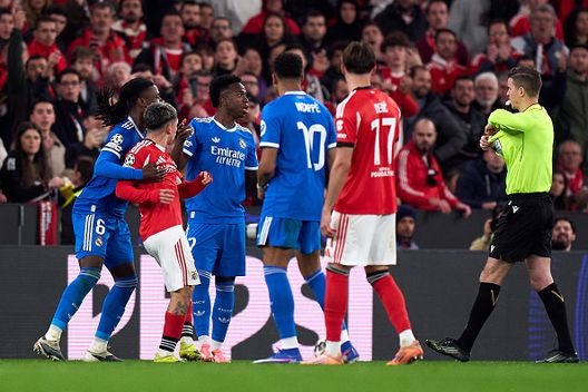 LISBONA, PORTOGALLO - 17 FEBBRAIO: Gianluca Prestianni di Benfica parla di Vinicius Junior del Real Madrid durante la partita della prima tappa a eliminazione diretta della UEFA Champions League 2025/26 tra SL Benfica e Real Madrid C.F. all'Estadio do SL Benfica il 17 febbraio 2026 a Lisbona, Portogallo. (Foto di Angel Martinez/Getty Images) Insulti a Vinicius, Felipe Melo si scaglia contro Prestianni- immagine 2