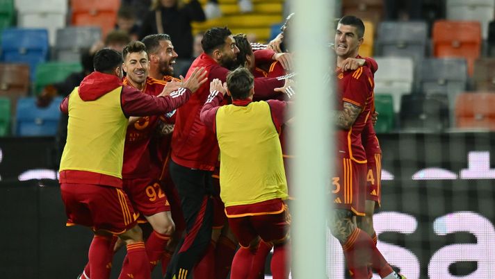 UDINE, ITALY - APRIL 25: Bryan Cristante of AS Roma celebrates after scoring the opening goal with teammates during the Serie A TIM match between Udinese Calcio and AS Roma at Dacia Arena on April 25, 2024 in Udine, Italy. (Photo by Alessandro Sabattini/Getty Images) (Photo by Alessandro Sabattini/Getty Images) Rui Patricio, esultanza e abbraccio con DDR. L’elogio dei tifosi: “Professionista vero” - immagine 1