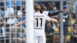 Gazzetta – I più in forma del Napoli contro il Girona: subito De Bruyne! Chi è in ritardo, Rrahmani e Meret…