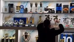 VIDEO / Lady Martinez lo riprende: Lautaro torna dal Gala del Calcio e come prima cosa…