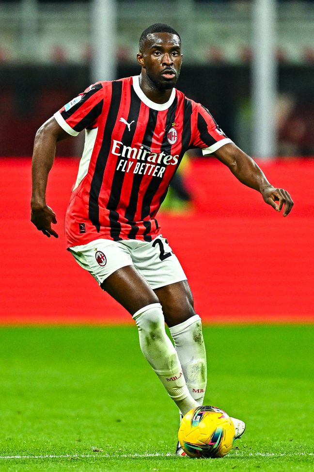 Fikayo Tomori in azione durante la sfida di Serie A tra Milan ed Inter (Foto di AC Milan/ AC Milan via Getty Images) Super Reijnders, Tomori-Pavlovic da 7, De Vrij eroico: le pagelle di Milan-Inter- immagine 2