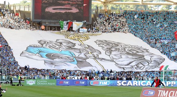 ROMA, ITALIA - 26 MAGGIO: I tifosi della Lazio durante la finale di Coppa Italia tra AS Roma e SS Lazio allo Stadio Olimpico il 26 maggio 2013 a Roma, Italia. (Foto di Giuseppe Bellini/Getty Images) Coppa Italia, colori e passione: le più belle coreografie delle finali- immagine 2