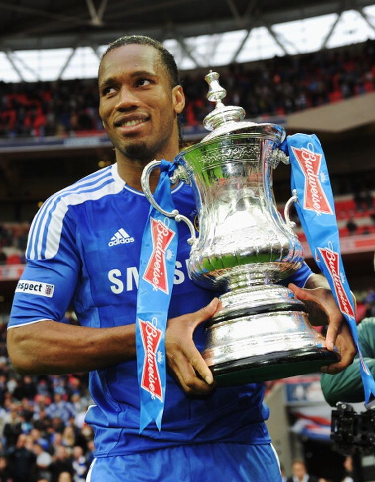 Didier Drogba del Chelsea festeggia la vittoria con il trofeo nella finale di FA Cup con Budweiser tra Liverpool e Chelsea allo stadio di Wembley il 5 maggio 2012 a Londra, Inghilterra Cuore africano in maglia Chelsea: storie di potenza, talento e gloria- immagine 2