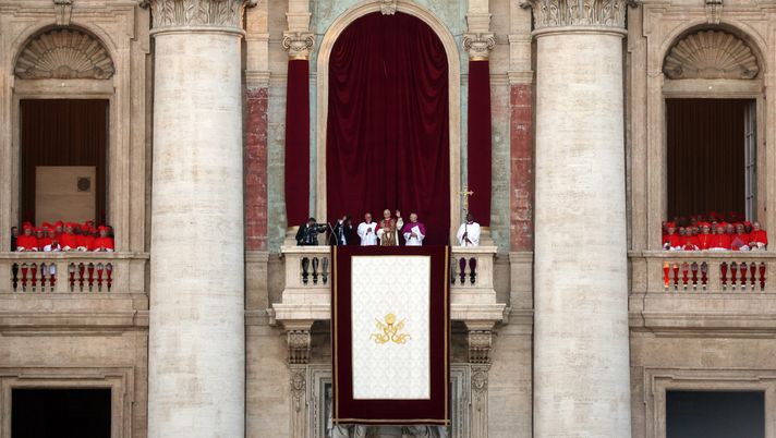 VATICAN CITY, VATICAN - MAY 8: The newly elected Pontiff, Pope Leo XIV is seen for the first time from the Vatican balcony on May 8, 2025 in Vatican City, Vatican. Cardinal Robert Prevost will be known as Pope Leo XIV. White smoke was seen over the Vatican early this evening as the Conclave of Cardinals took just two days to elect the new Pontiff after the death of Pope Francis on Easter Monday. (Photo by Dan Kitwood/Getty Images) Conclave, il nuovo Papa è Robert Francis Prevost: ecco chi è Leone XIV - immagine 1