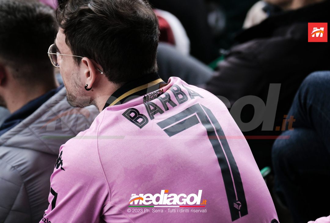 FOTO PALERMO, verso il Cagliari: la carica dei tifosi al “Barbera” (GALLERY) - immagine 17