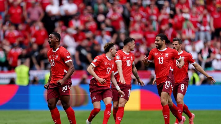 COLOGNE, GERMANY - JUNE 15: Kwadwo Duah of Switzerland celebrates scoring his team's first goal following a Video Assistant Referee review during the UEFA EURO 2024 group stage match between Hungary and Switzerland at Cologne Stadium on June 15, 2024 in Cologne, Germany. (Photo by Alex Grimm/Getty Images) Euro 2024, la Svizzera stende 1-3 l’Ungheria: a segno anche un calciatore del Bologna - immagine 1
