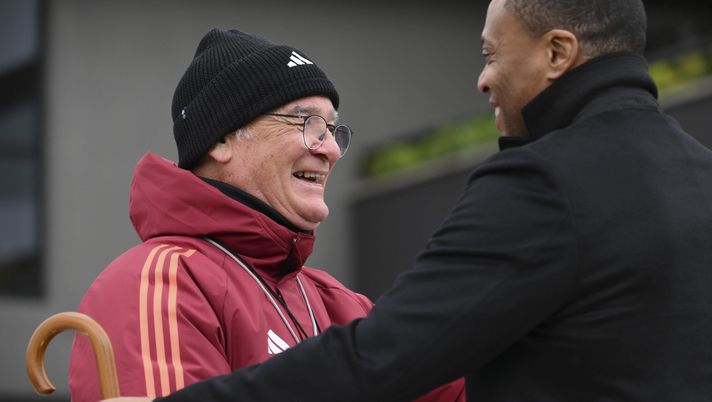 ROME, ITALY - JANUARY 28: The former AS Roma player Julio Baptista meets AS Roma coach Claudio Ranieri at Fulvio Bernardini sports centern on January 28, 2025 in Rome, Italy. (Photo by Luciano Rossi/AS Roma via Getty Images) Trigoria, Baptista in visita. I tifosi scherzano sui social: “Ecco il vice Dovbyk” - immagine 1