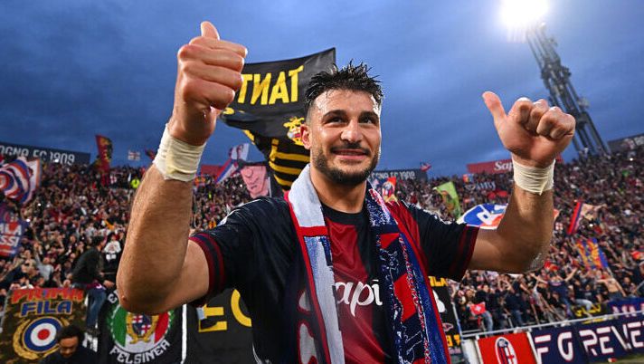 BOLOGNA, ITALY - APRIL 20: Riccardo Orsolini of Bologna celebrates victory after defeating FC Internazionale 1-0 in the Serie A match between Bologna and FC Internazionale at Stadio Renato Dall'Ara on April 20, 2025 in Bologna, Italy. (Photo by Alessandro Sabattini/Getty Images) Orsolini: “Io fuori? Italiano ha cucinato bene, mamma mia che gol! Il sogno Champions…” - immagine 1