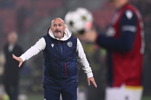BOLOGNA, ITALY - NOVEMBER 05: Vincenzo Italiano head coach of Bologna issues instructions to his players during the UEFA Champions League 2024/25 League Phase MD4 match between Bologna FC 1909 and AS Monaco at Stadio Renato Dall'Ara on November 05, 2024 in Bologna, Italy. (Photo by Alessandro Sabattini/Getty Images) CorFio: “Italiano, Atene il grande rimpianto. Questa viola è più forte della sua”- immagine 2