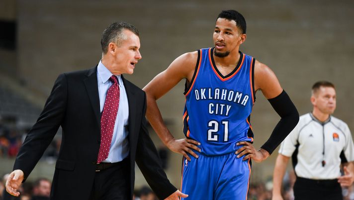 BARCELONA, SPAIN - OCTOBER 05: Head coach Billy Donovan of Oklahoma City Thunder gives instructions to Andre Roberson of Oklahoma City Thunder during the NBA Global Games Spain 2016 match between FC Barcelona Lassa and Oklahoma City Thunder at Palau Sant Jordi on October 5, 2016 in Barcelona, Spain. (Photo by David Ramos/Getty Images) Preview NBA 2025/2026: dove vederla in streaming gratis e diretta tv - immagine 1
