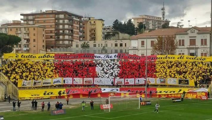 “Ma lo sanno le vostre mamme…?” Derby Catanzaro-Cosenza, storia di sfottò e di scontri… - immagine 1