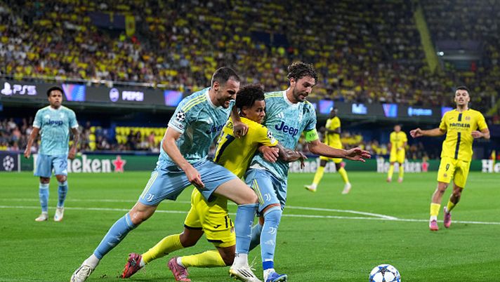 VILLARREAL, SPAIN - OCTOBER 01: Tajon Buchanan of Villarreal CF is tackled by Federico Gatti and Manuel Locatelli of Juventus during the UEFA Champions League 2025/26 League Phase MD2 match between Villarreal CF and Juventus at Estadio de la Ceramica on October 01, 2025 in Villarreal, Spain. (Photo by Aitor Alcalde/Getty Images) Juve