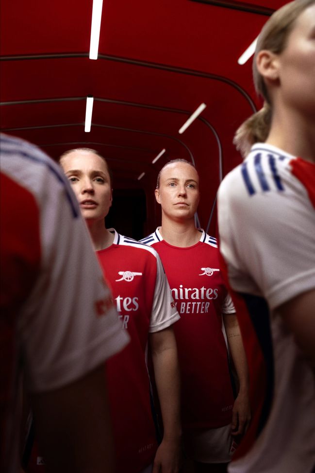 Arsenal, presentata la prima nuova maglia: torna il cannone sul petto- immagine 5