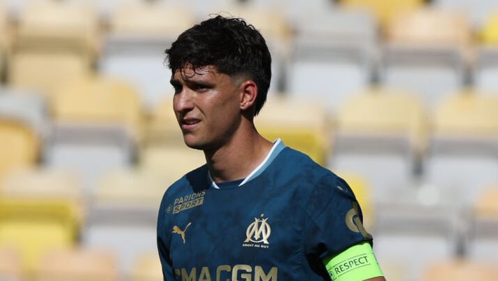 BRADFORD, ENGLAND - AUGUST 3: Leo Balerdi of Olympique Marseille during the pre-season friendly match between Sunderland and Olympique Marseille at University of Bradford Stadium on August 3, 2024 in Bradford, England. (Photo by Nigel Roddis/Getty Images) Gazzetta – Idea Balerdi del Marsiglia per la Juve: cifre e possibili contropartite - immagine 1