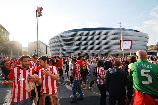 Bilbao, Spagna - 1° maggio 2025: Tifosi dell'Athletic Bilbao fuori dal San Mamés. (Foto di Clive Brunskill/Getty Images) Athletic Bilbao multato dalla UEFA: il club fa un importante appello ai tifosi- immagine 2