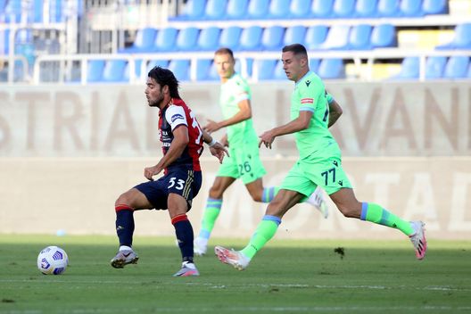 CAGLIARI, ITALY - SEPTEMBER 26: Riccardo Sottil of Cagliari in action during the Serie A match between Cagliari Calcio and SS Lazio at Sardegna Arena on September 26, 2020 in Cagliari, Italy. (Photo by Enrico Locci/Getty Images) Cagliari: tre gol in tre giornate, ma l’attacco vale di più. E Pavoletti…- immagine 3