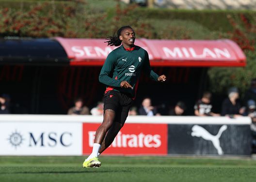 Cairate, Italia - 17 marzo 2026: Rafael Leão in allenamento con il Milan. (Foto di Claudio Villa/AC Milan via Getty Images) Serie A, anticipi e posticipi del mese di aprile: quando giocherà il Milan?- immagine 2