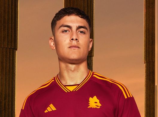 Roma, annunciata la nuova maglia Adidas: torna il lupetto di Gratton. Dybala con la 21- immagine 2