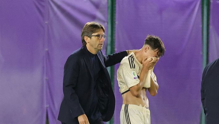BAGNO A RIPOLI, ITALY - MAY 31: Federico Guidi manager of AS Roma and Niccolo' Pisilli of AS Roma shows hid dejection during the Primavera 1 Final Four match between Sassuolo U19 and AS Roma U19 on May 31, 2024 in Bagno a Ripoli, Italy. (Photo by Gabriele Maltinti - AS Roma/AS Roma via Getty Images) Roma Primavera, Pisilli in lacrime: “Non meritavamo una finale così. Fa malissimo” - immagine 1