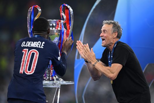 Luis Enrique e Ousmane Dembele festeggiano la vittoria della Champions League (Photo by Justin Setterfield/Getty Images) Ousmane Dembélé vince il Pallone d’Oro 2025! A Donnarumma il premio Yashin, McTominay primo “italiano”- immagine 2