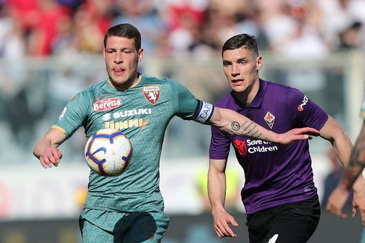 Fiorentina-Torino, Belotti copre la sfera dall'attacco di Milenkovic fiorentina-torno