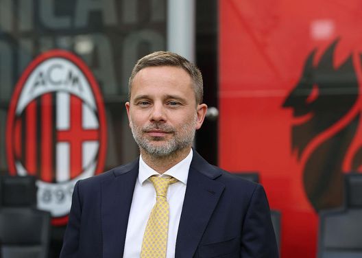 Getty Images Furlani contestato dai tifosi del Milan. A Roma lo striscione con lo sfottò dei tifosi dell’Inter- immagine 2