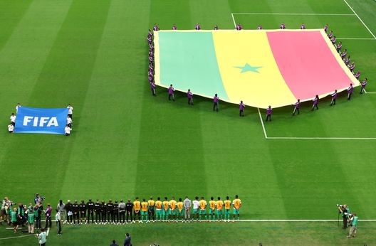 AL KHOR, QATAR - 04 DICEMBRE: Le bandiere della FIFA e del Senegal sono visibili sul campo prima della partita degli ottavi di finale della Coppa del Mondo FIFA Qatar 2022 tra Inghilterra e Senegal allo Stadio Al Bayt il 04 dicembre 2022 ad Al Khor, Qatar. (Foto di Alexander Hassenstein/Getty Images)