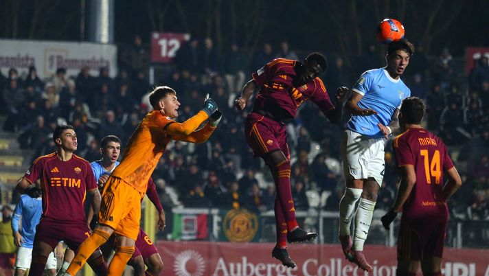 ROME, ITALY - DECEMBER 12: Lorenzo Ferrari of SS Lazio in action during the Primavera 1 match between AS Roma U20 and SS Lazio U20 at Tre Fontane sport centre on December 12, 2025 in Rome, Italy. (Photo by Paolo Bruno/Getty Images) Primavera, cronaca Roma-Lazio 1-2: Calvani beffa i giallorossi al 92′ - immagine 1