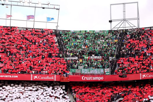 Clima infuocato per El Gran Derbi: tifosi del Siviglia lanciano oggetti in campo- immagine 2
